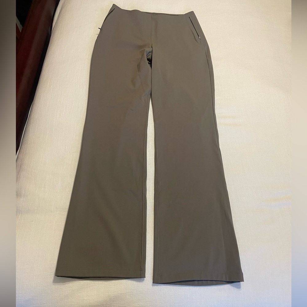Lululemon pull on pant in Nomad size 8